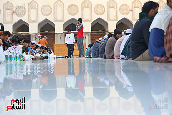 مائدة ضيوف الرحمن في رحاب ساحة المسجد