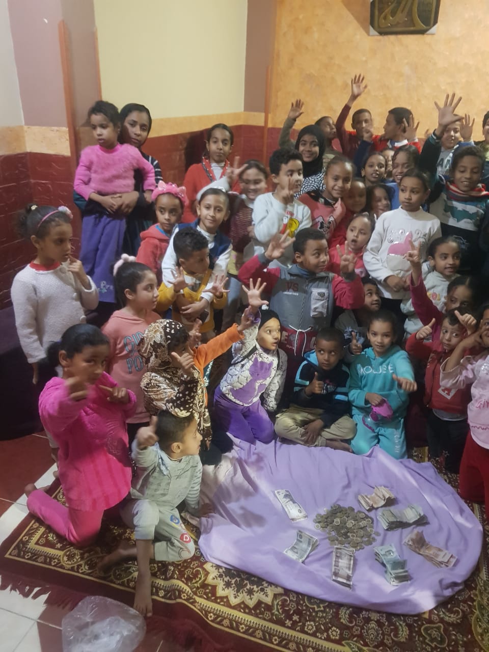 سعادة الأطفال قبل التبرع بحصالة الخير للأسر المستحقة