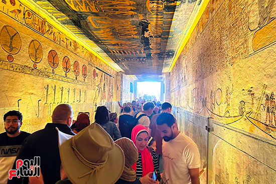 زيارات كبيرة من السياح فى مقابر البر الغربى