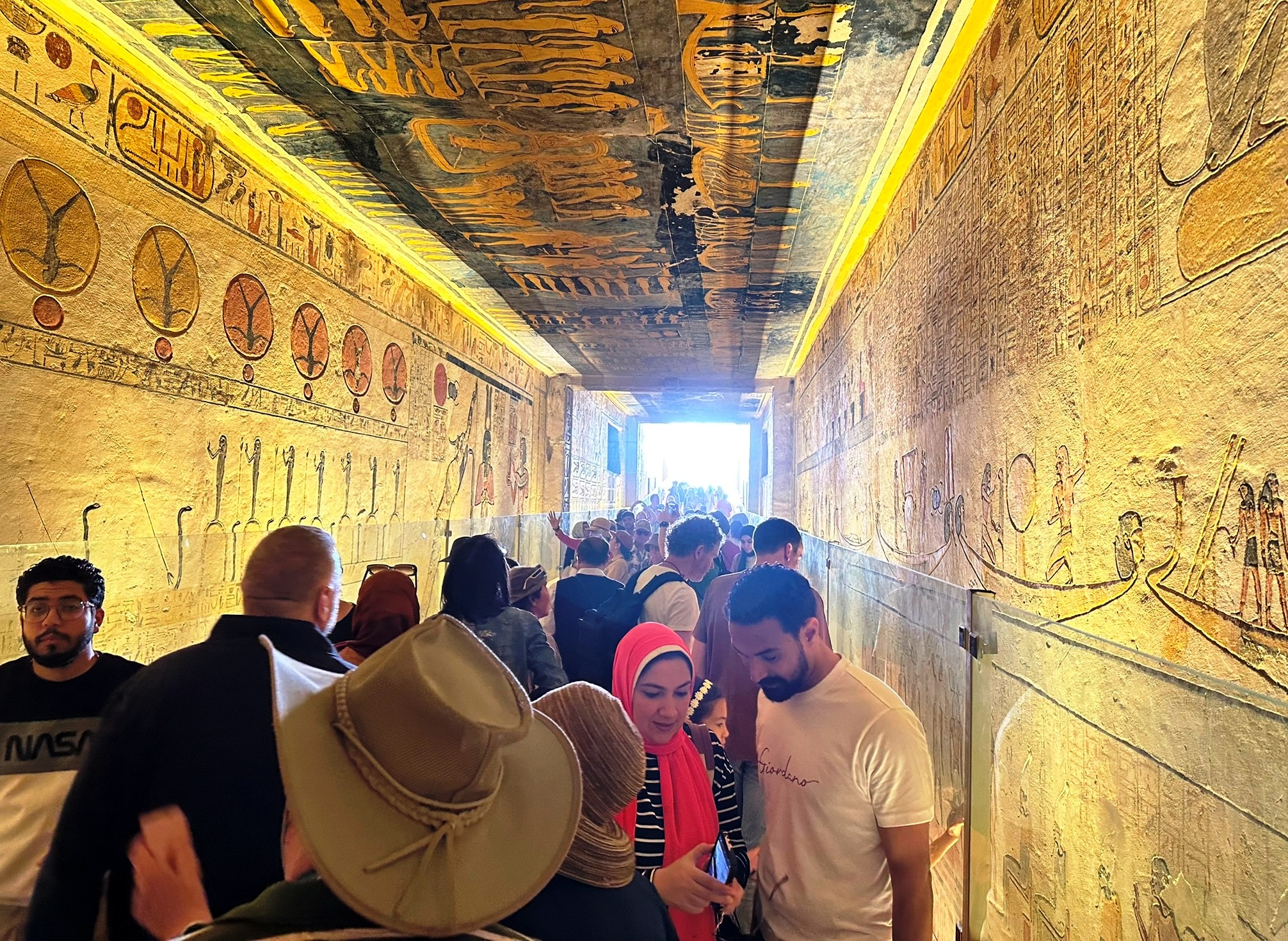 زيارات كبيرة من السياح فى مقابر البر الغربى