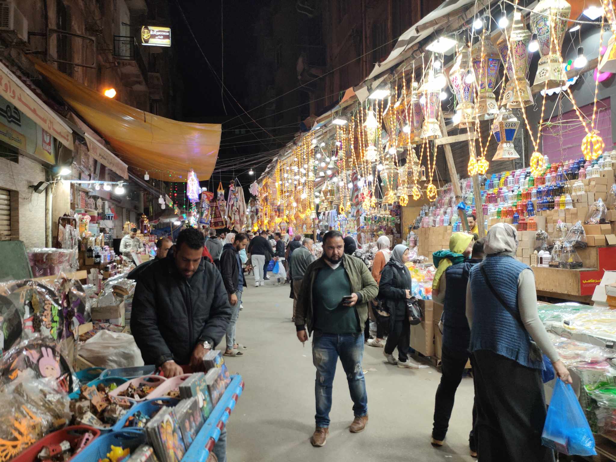 سوق المنشية يتزين بالفوانيس لاستقبال شهر رمضان بالإسكندرية