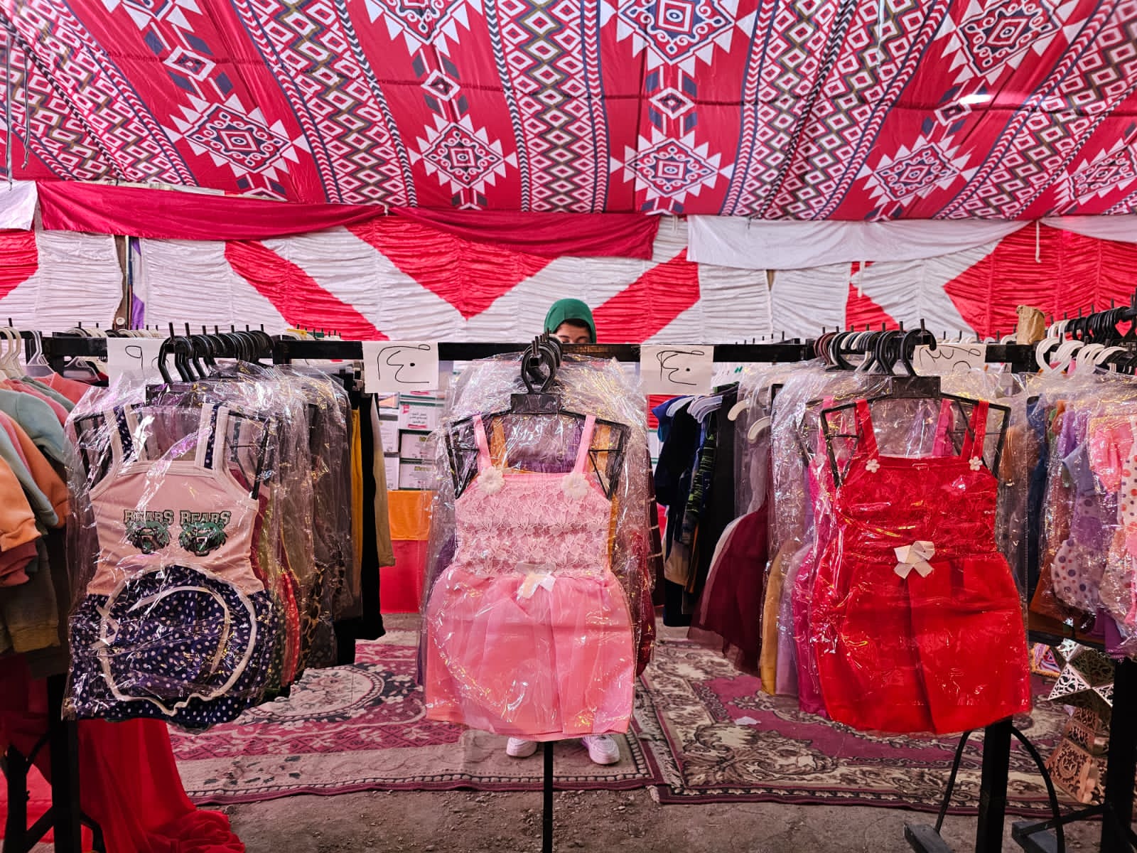 الملابس بأسعار مخفضة في معرض أهلا رمضان بالطالبية (2)