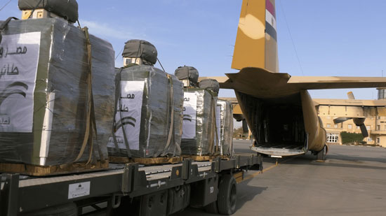 تحميل المساعدات داخل الطائرات الحربية المصرية