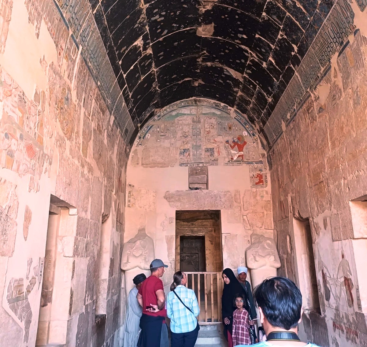 زيارة السياح لمقصورة معبد حتشبسوت