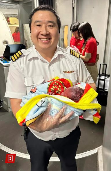 الطيار بعدما ساعد الام في الولادة