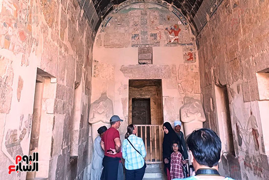 زيارة السياح لمقصورة معبد حتشبسوت