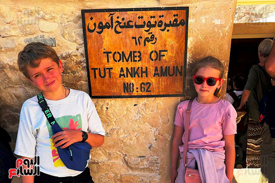 صورة اليوم طفلين أجانب أمام مقبرة الملك توت عنخ امون