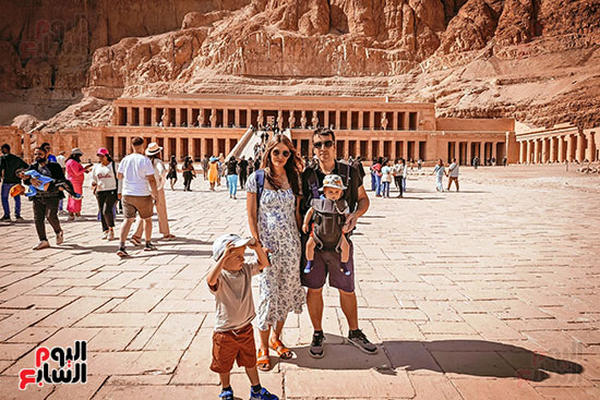 استمتاع الأسر من السياح فى معبد حتشبسوت