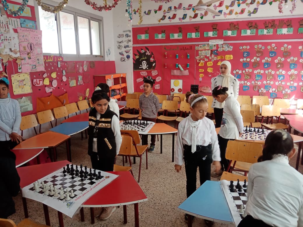 تدريب وتعليم طلبة المدارس لعبة الشطرنج بالمجان  (2)