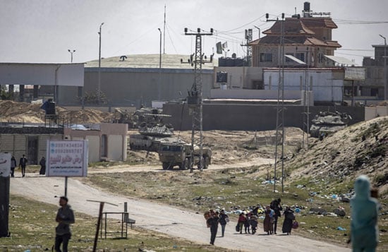 القوات الاسرائيلية تجبر سكان غزة على مغادرة منازلهم