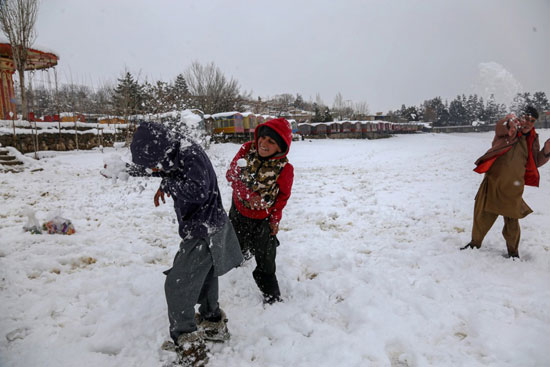 الاطفال تلعب وسط الثلوج الكثيفة  (1)