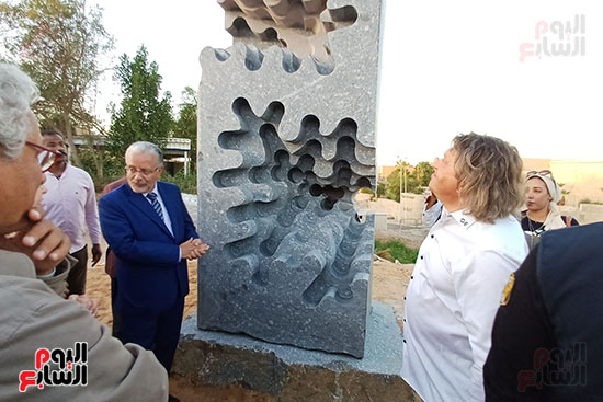 وزيرة الثقافة ومحافظ أسوان يتفقدان معرض الأعمال الفنية للسمبوزيوم (2)
