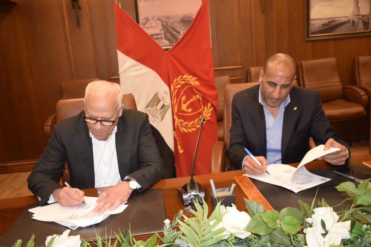 محافظ بورسعيد أثناء توقيع بروتوكول حق انتفاع لقرية الفيروز السياحية