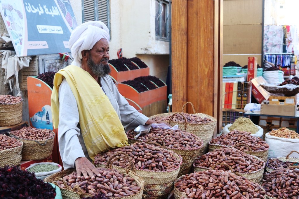 الشيخ فرحان تاجر بلح فى أسوان