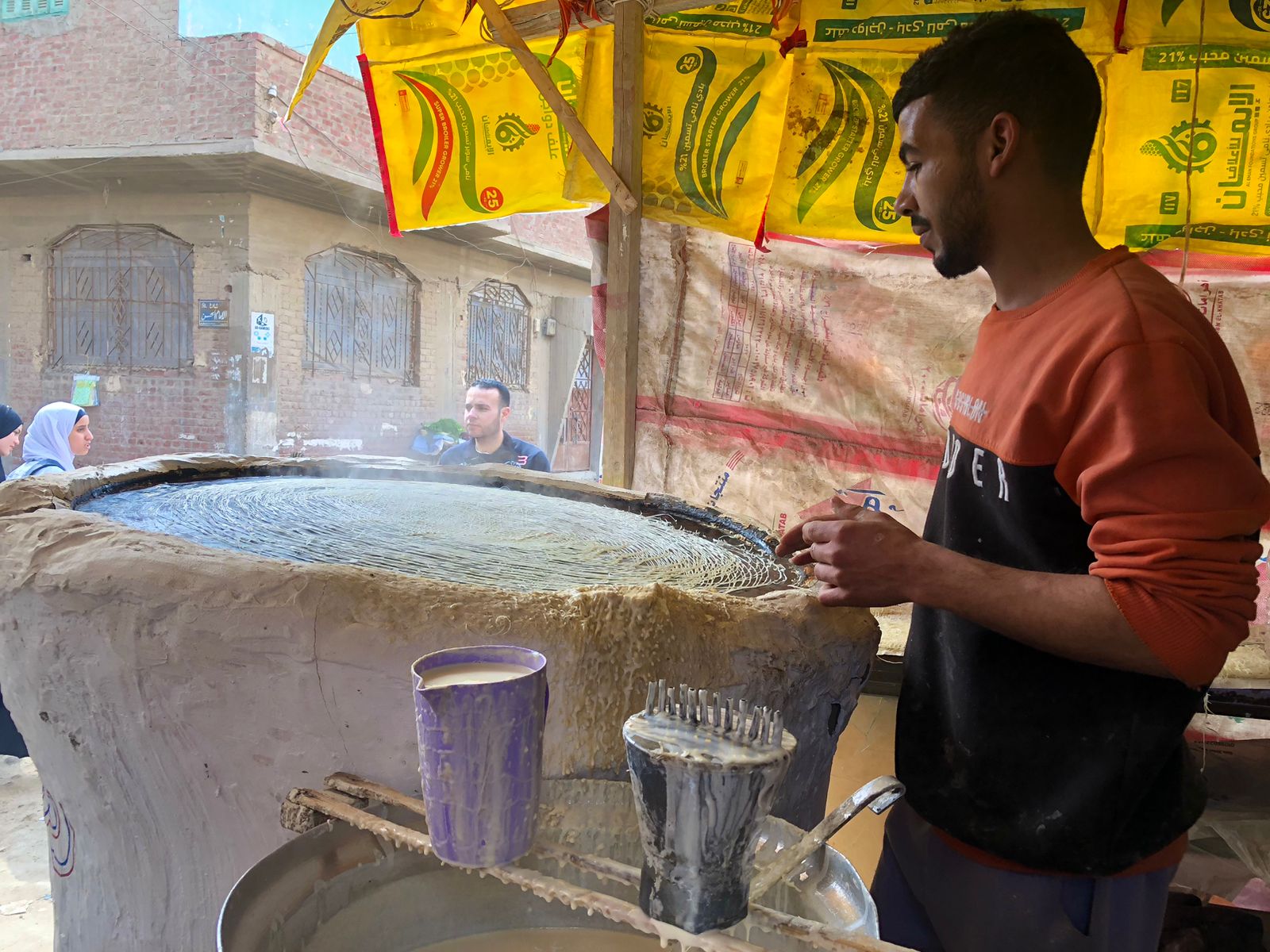 صناعة الكنافة البلدي استعدادا لشهر رمضان الكريم