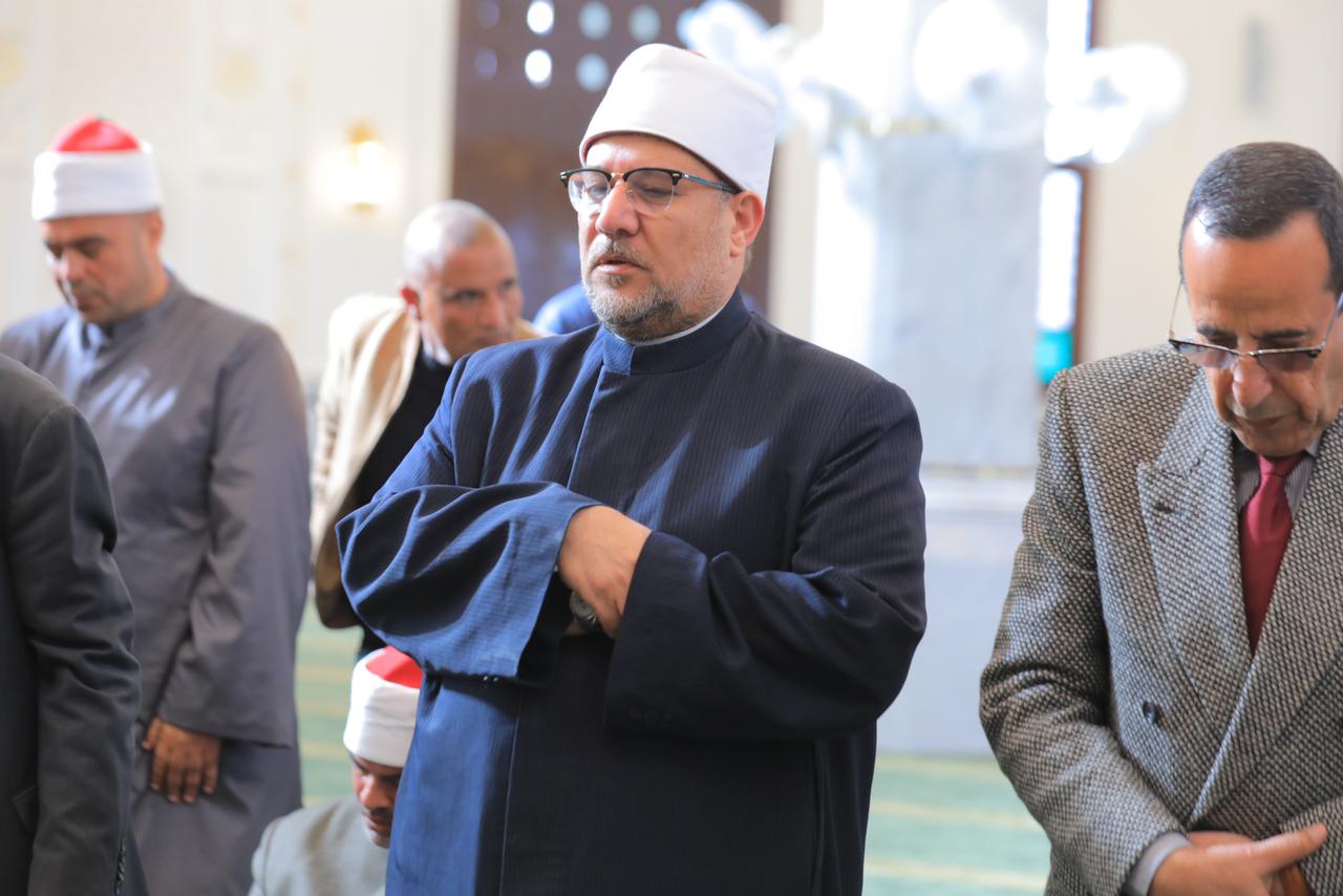 وزير الأوقاف خلال الصلاة فى المسجد