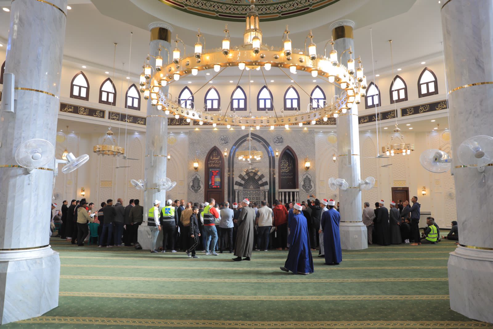 الوفد الوزارى خلال افتتاح المسجد (2)