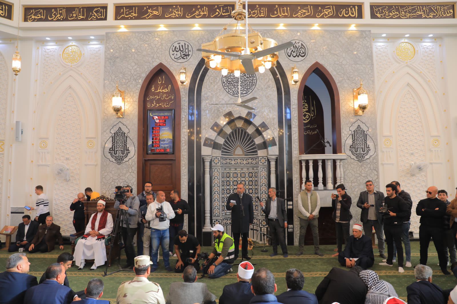 الوفد الوزارى خلال افتتاح المسجد (1)