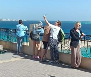 السياح على شواطئ الغردقة 