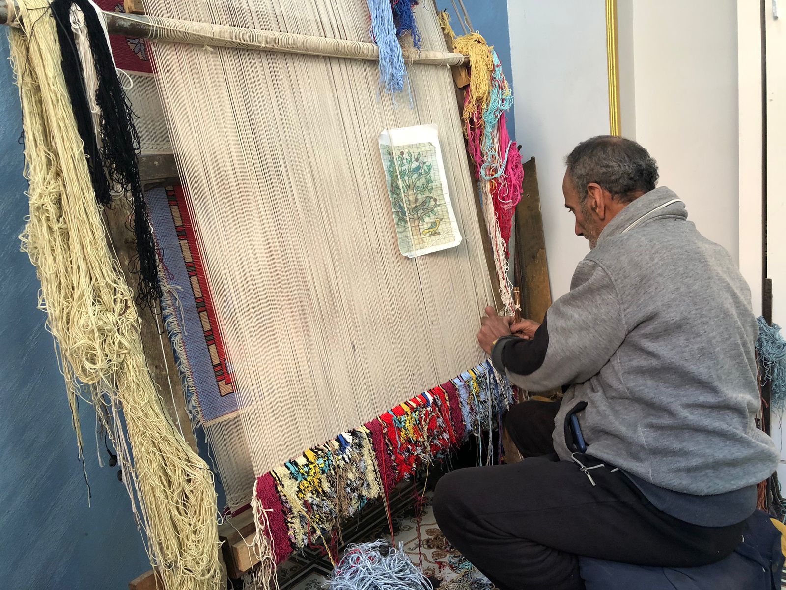 محمد عاشور قصة إبداع فى صناعة السجاد اليدوى عمرها 57 عاما.. تعلم المهنة فى الـ5 من عمره ويعرض لوحاته فى بازارات سقارة.. ويؤكد: