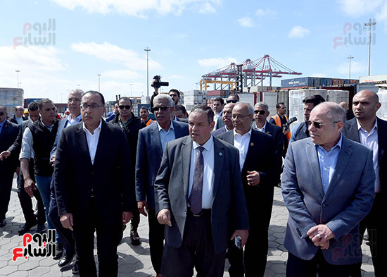 رئيس الوزراء يتفقد ميناء الإسكندرية (9)