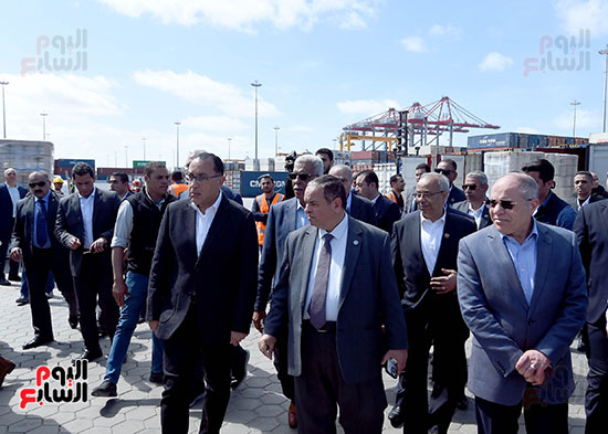 رئيس الوزراء يتفقد ميناء الإسكندرية (8)