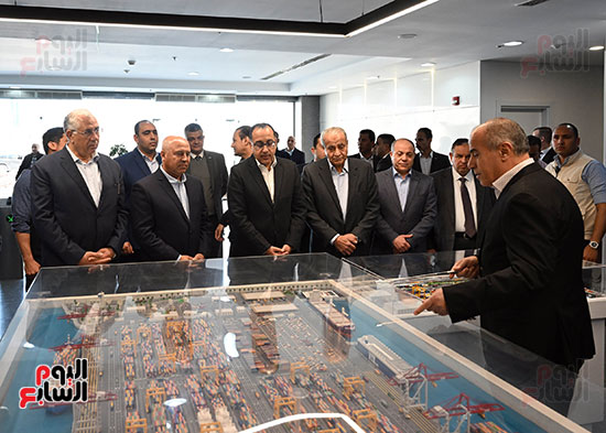 رئيس الوزراء يتفقد ميناء الإسكندرية (15)