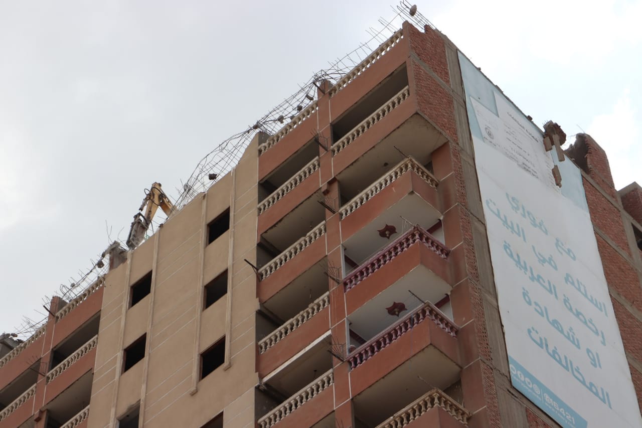 إزالة برج غير قانوني بشارع أحمد عرابي بالقليوبية (2)
