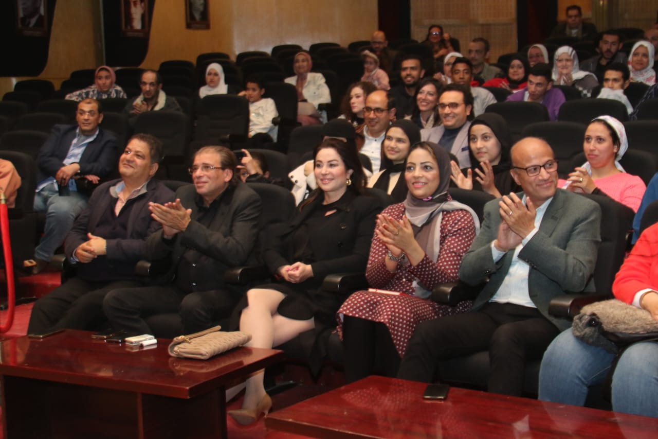 خالد يوسف يشاهد مسرحية حكايات تاء مربوطة