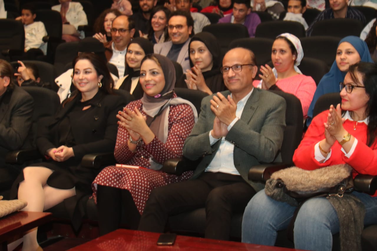 تفاعل وتصفيق من الحضور والإعلامي الكبير حسين الزناتي