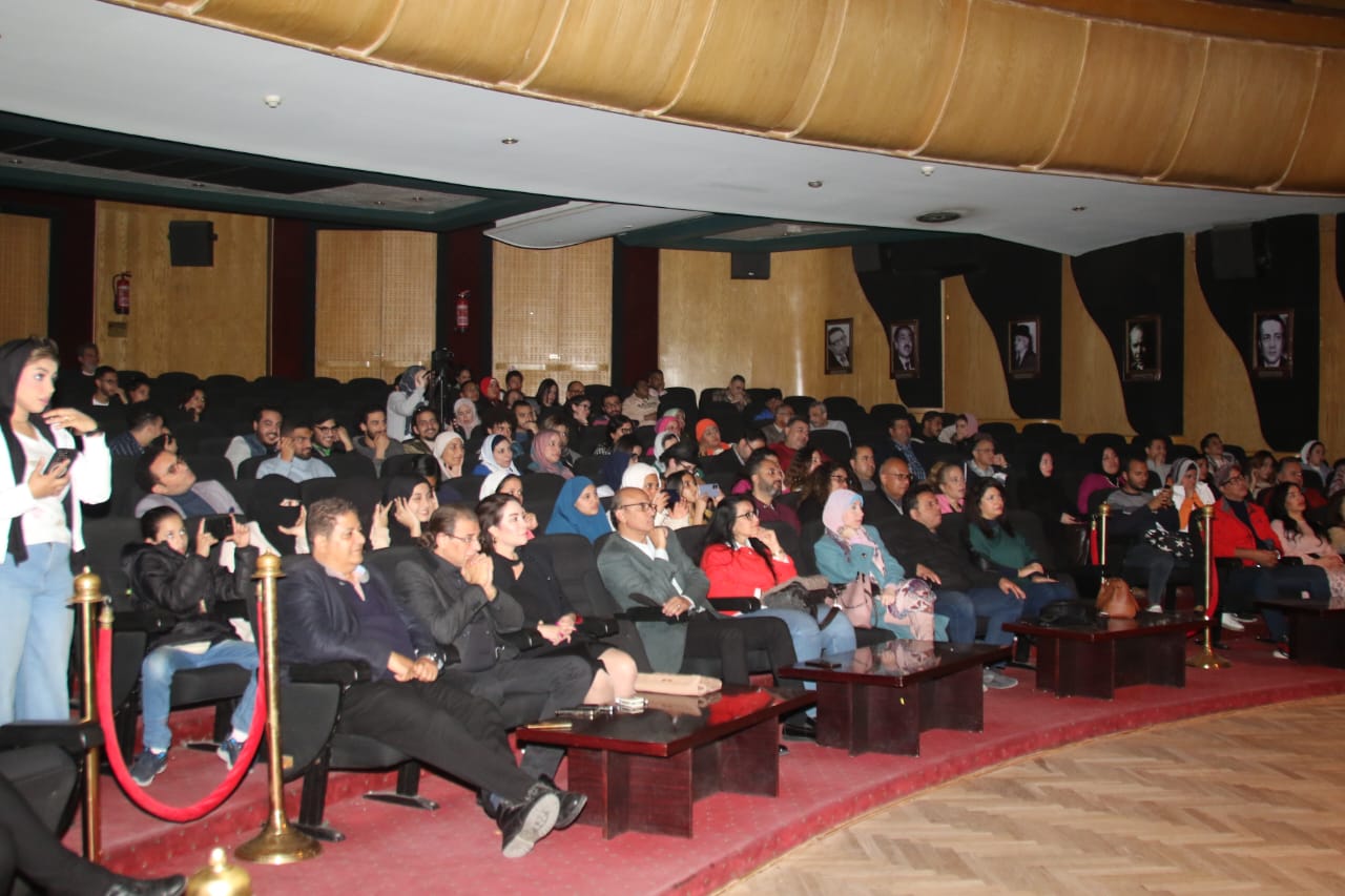 جانب من الحضور والجمهور في مسرح نقابة الصحفيين يشاهدون حكايات تاء مربوطة