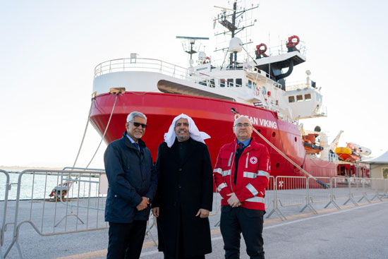 صورة تذكارية للشيخ العيسى ورئيس الاتحاد الدولي للصليب الأحمر ورئيس الصليب الأحمر الإيطالي على سواحل صقلية