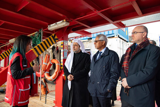 د.العيسى خلال زيارته للسفينة الأشهر عالمياً Ocean Viking، رفقة رئيس الاتحاد الدولي للصليب الأحمر ورئيس الصليب الأحمر الإيطالي