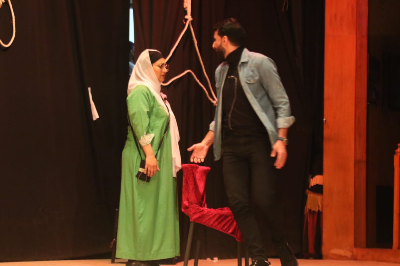 حازم الصواف هو مؤلف ومخرج وبطل المسرحية مع الفنانة سماح نجم