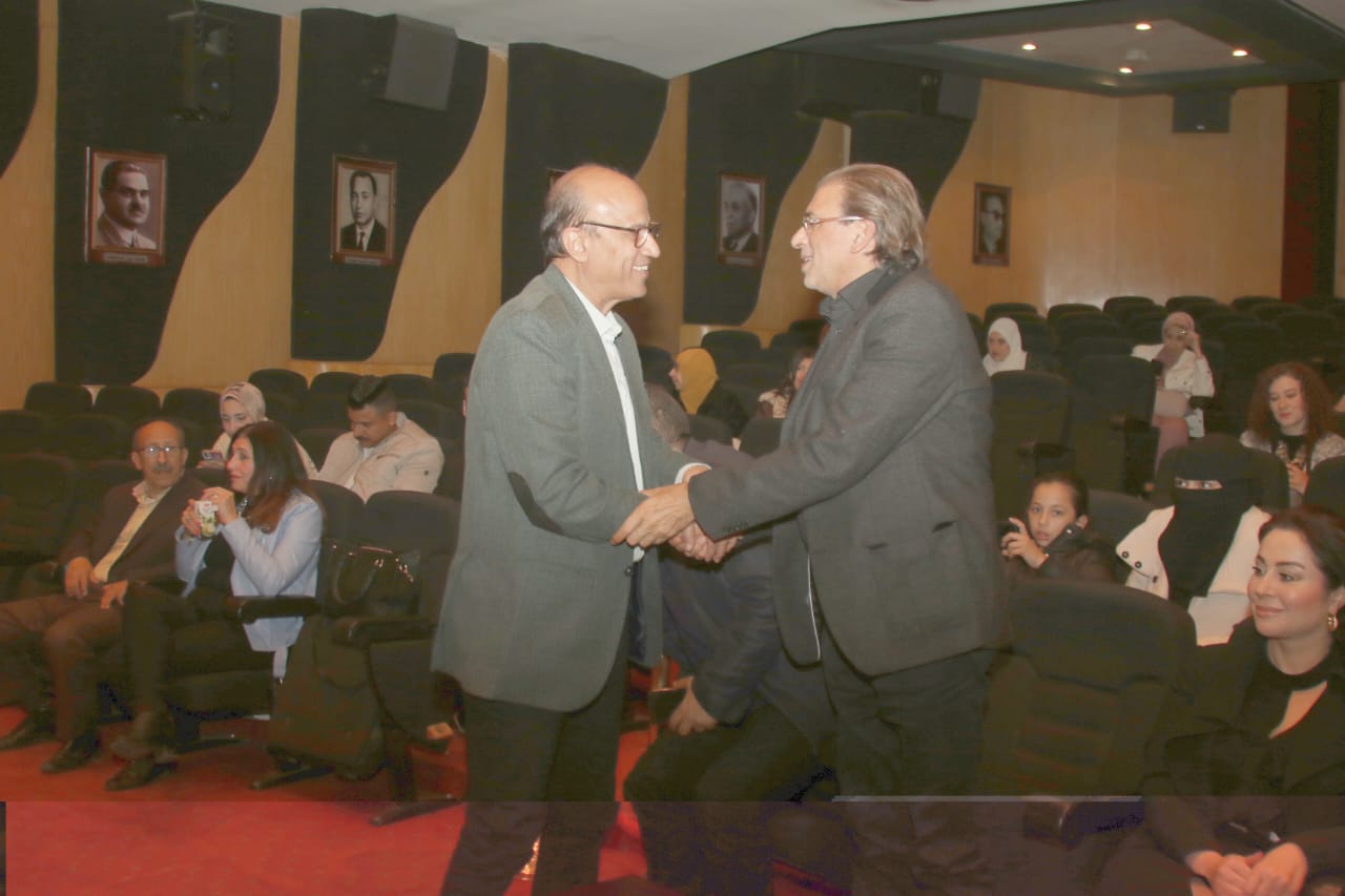الكاتب الصحفي حسين الزناتي في استقبال المخرج خالد يوسف في عرض حكايات تاء مربوطة