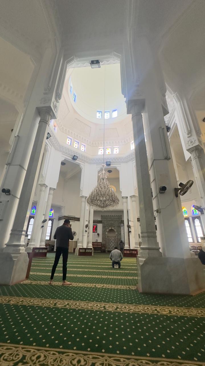 أداء الصلوات بالمسجد