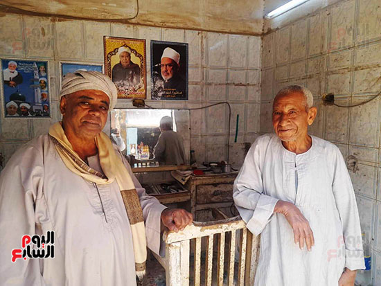 العم-على-مع-أحد-الزبائن