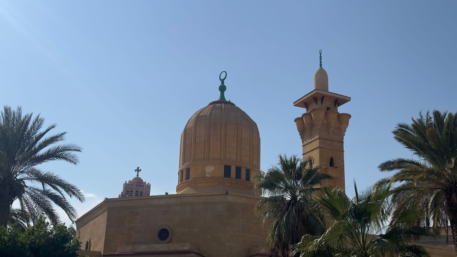 هلال المسجد وصليب الكاتدرائية