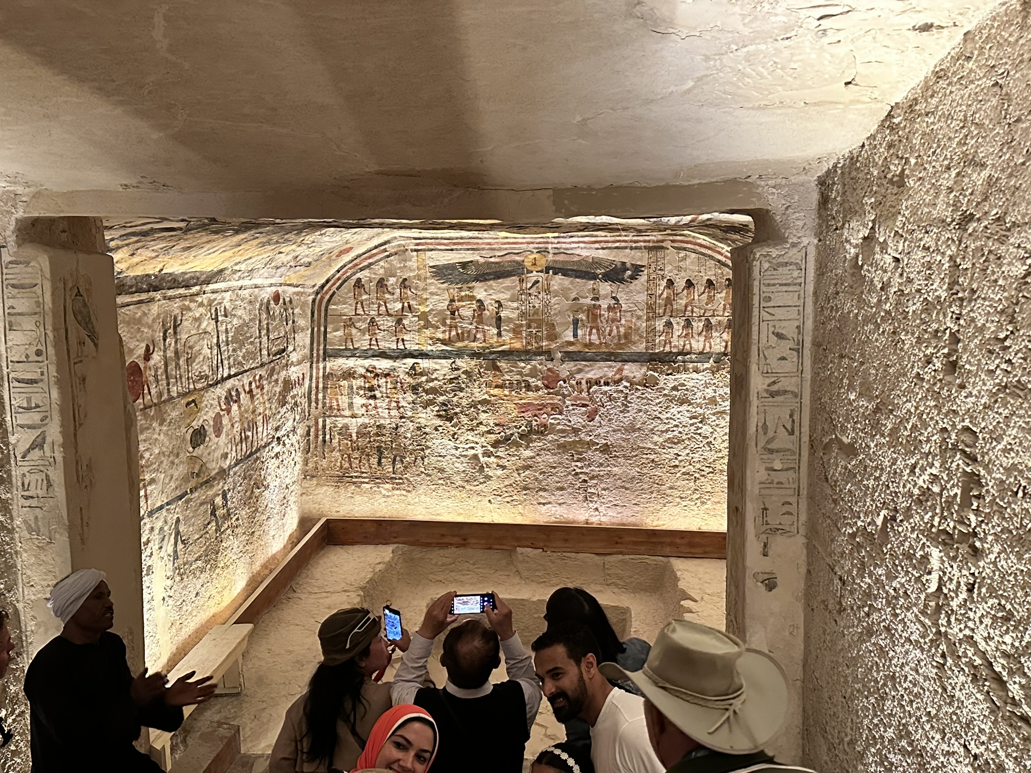 السياح يلتقطون الصور داخل مقابر ملوك الأقصر
