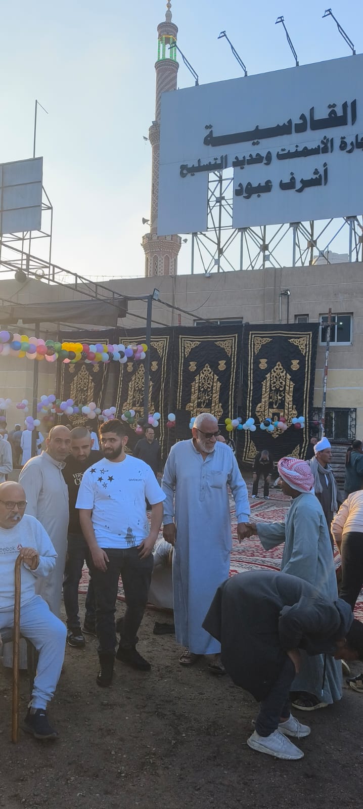 عيدية وكحك وترمس هدايا مسجد القادسية للمصلين بالعاشر من رمضان (4)