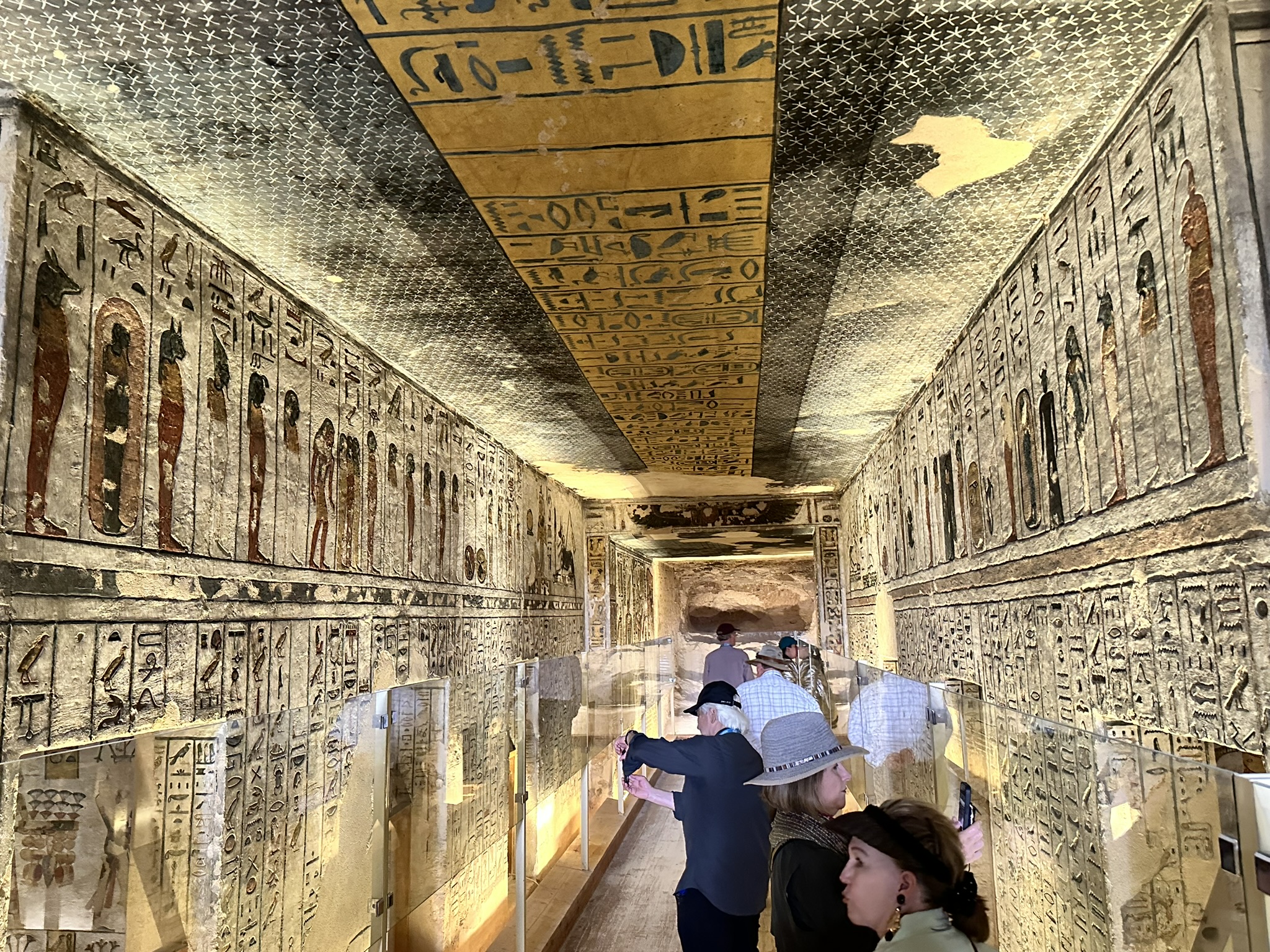 زيارات السياح داخل مقابر غرب الأقصر