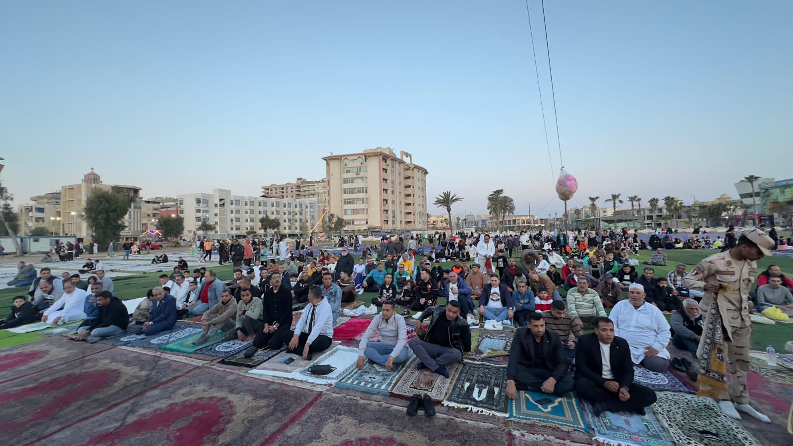 الآلاف يتوافدون على ساحة المعمورة لأداء صلاة عيد الفطر فى بورسعيد (8)