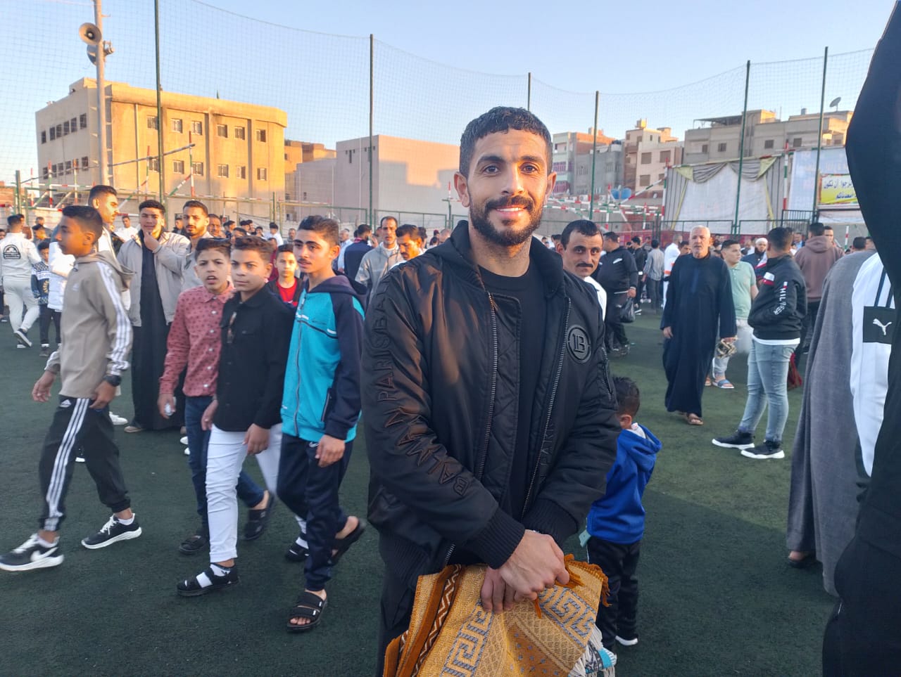 لاعب الاهلي السابق ومنتخب مصر اثناء اداءه لصلاة العيد في الدقهلية