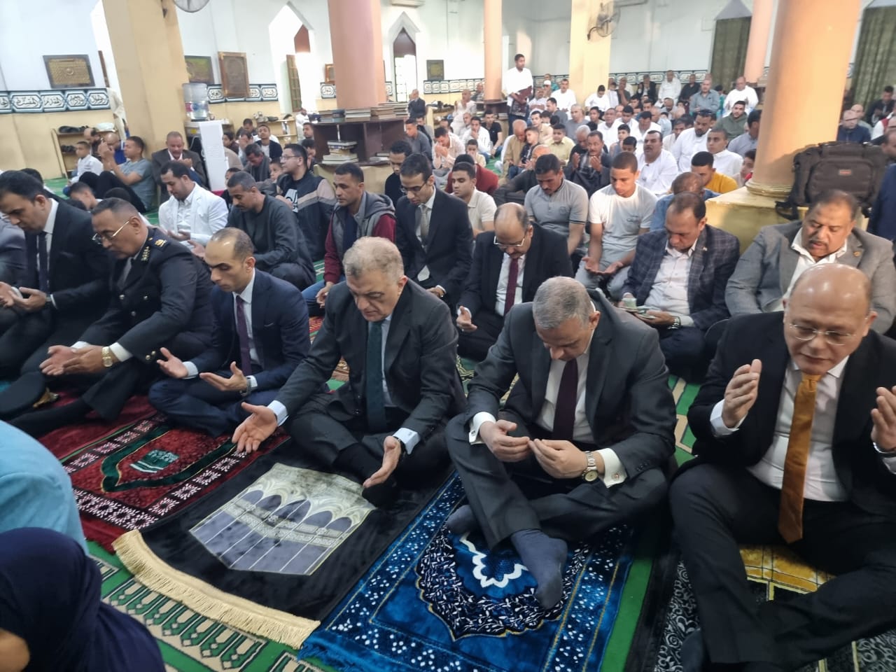 المجافظ ورئيس الجامعة ومدير الأمن بصلاة العيد 