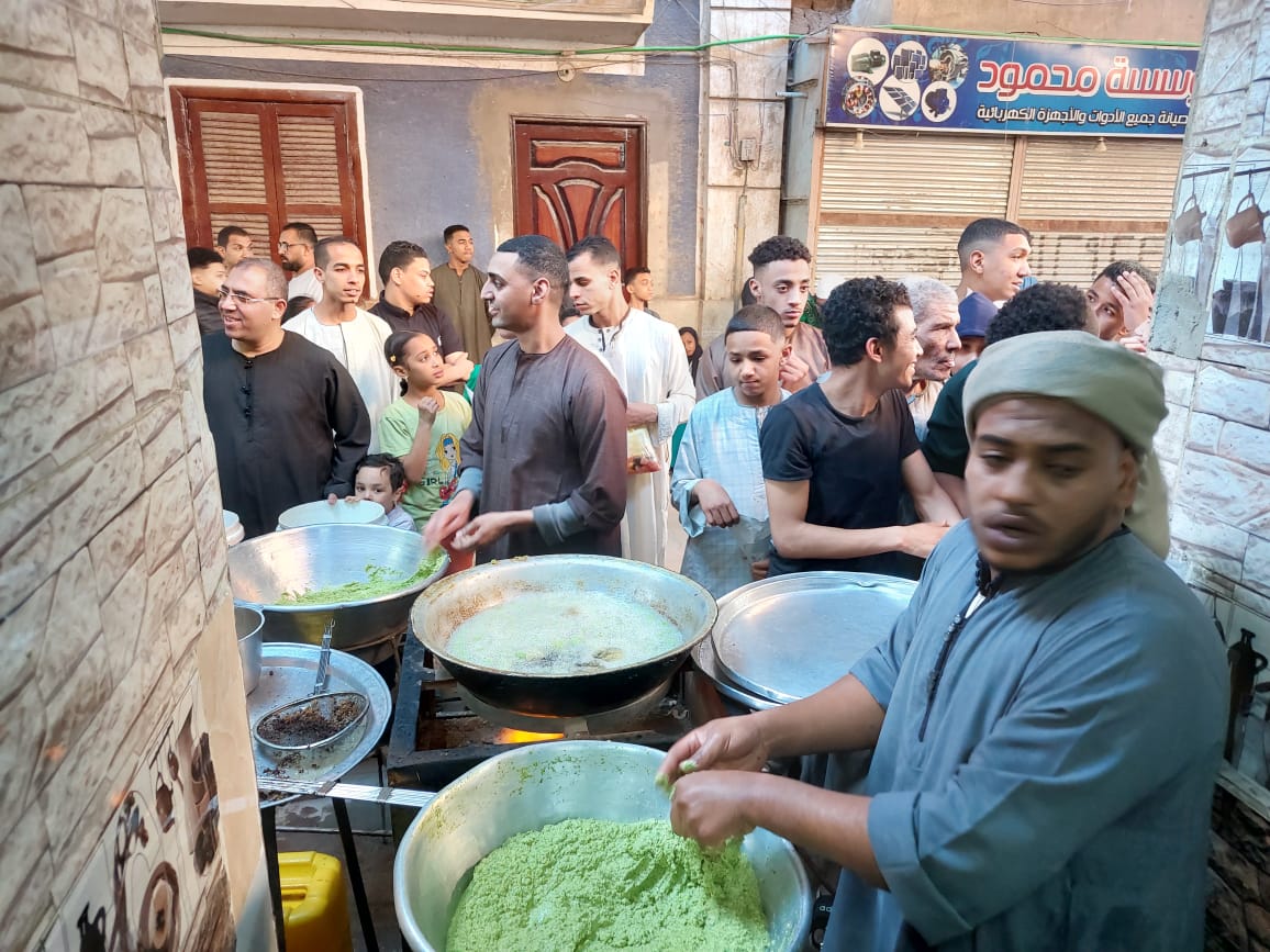 تجهيز 1500 سندويتش مجاناً إحتفالات بعيد الفطر بمدينة إسنا_1