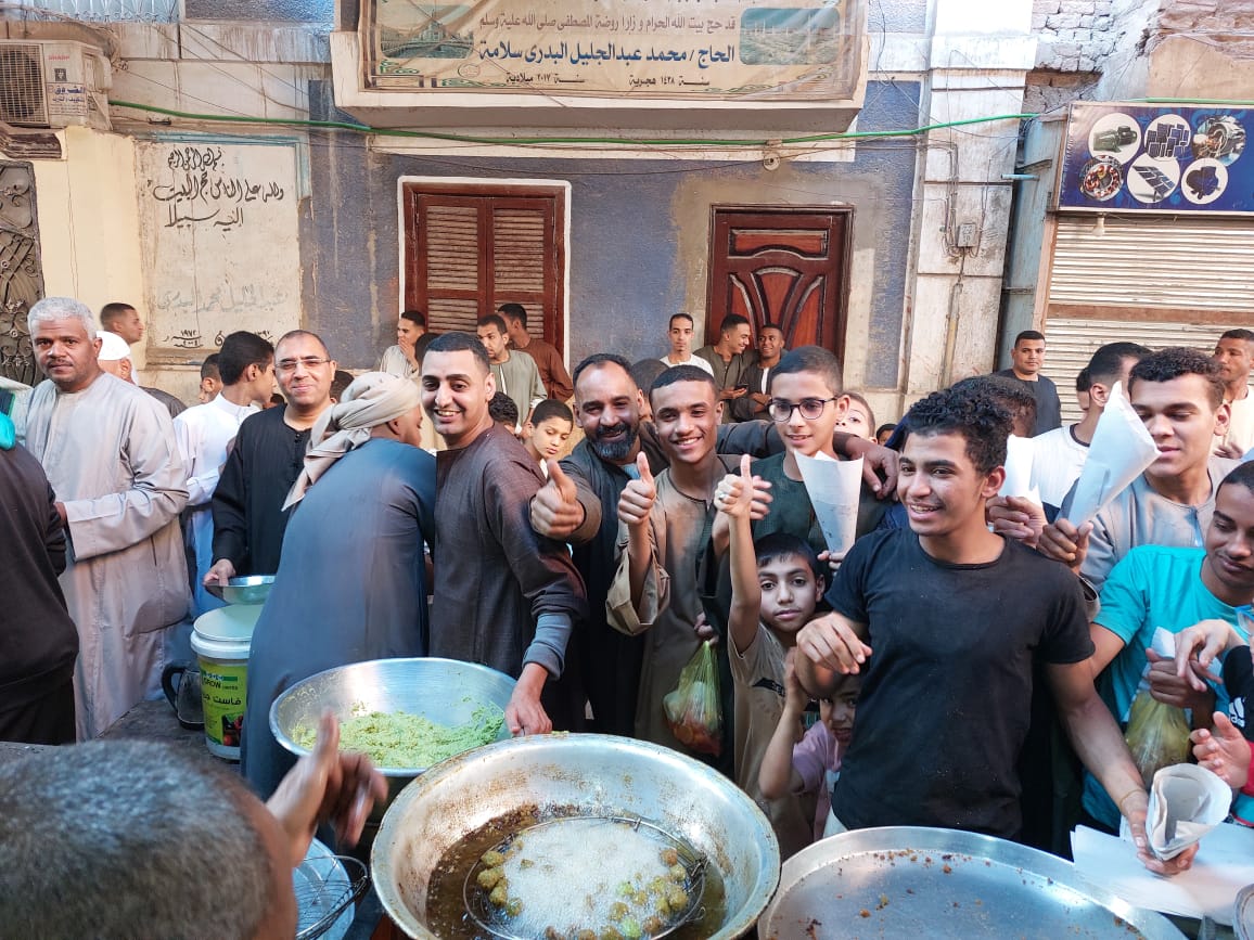 فرحة توزيع 1500 سندويتش مجاناً إحتفالات بعيد الفطر بمدينة إسنا