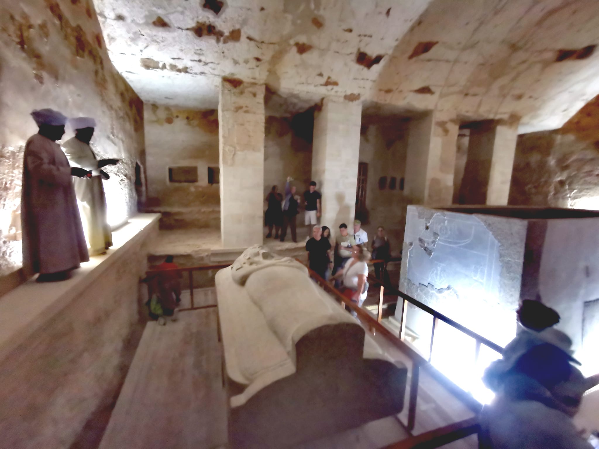 جانب من استمتاع السياح فى مقبرة مرنبتاح بالأقصر