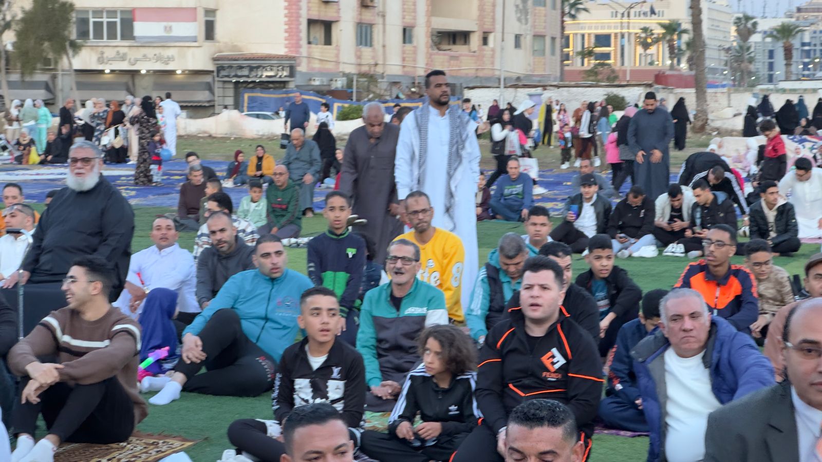 الآلاف يتوافدون على ساحة المعمورة لأداء صلاة عيد الفطر فى بورسعيد (2)
