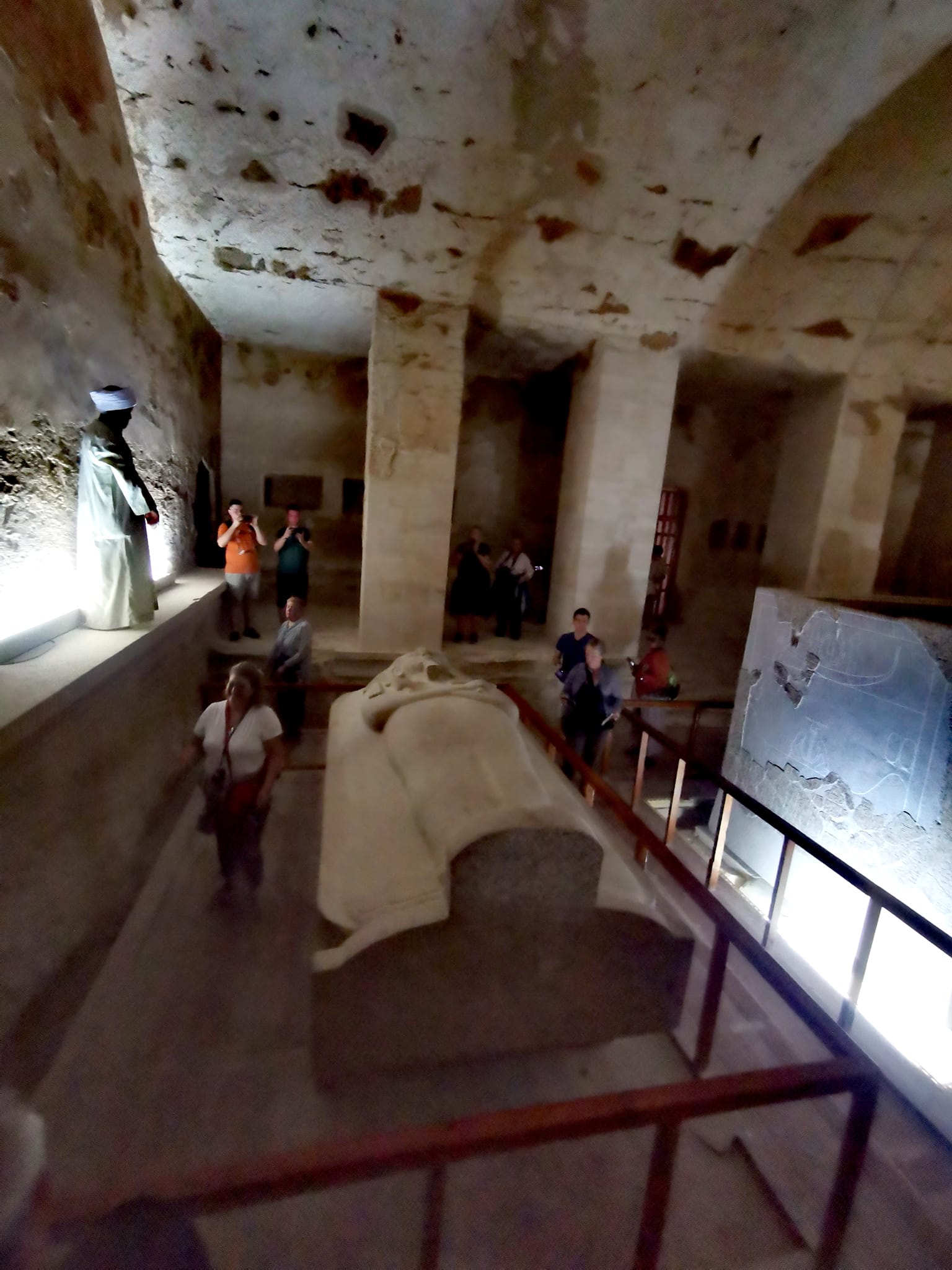 السياح داخل مقبرة مرنبتاح بوادى الملوك