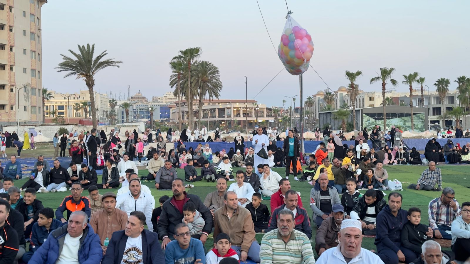 الآلاف يتوافدون على ساحة المعمورة لأداء صلاة عيد الفطر فى بورسعيد (1)